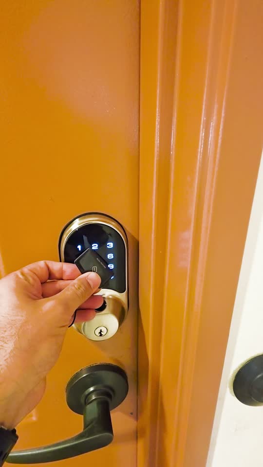 Installed smart lock, demonstration 3